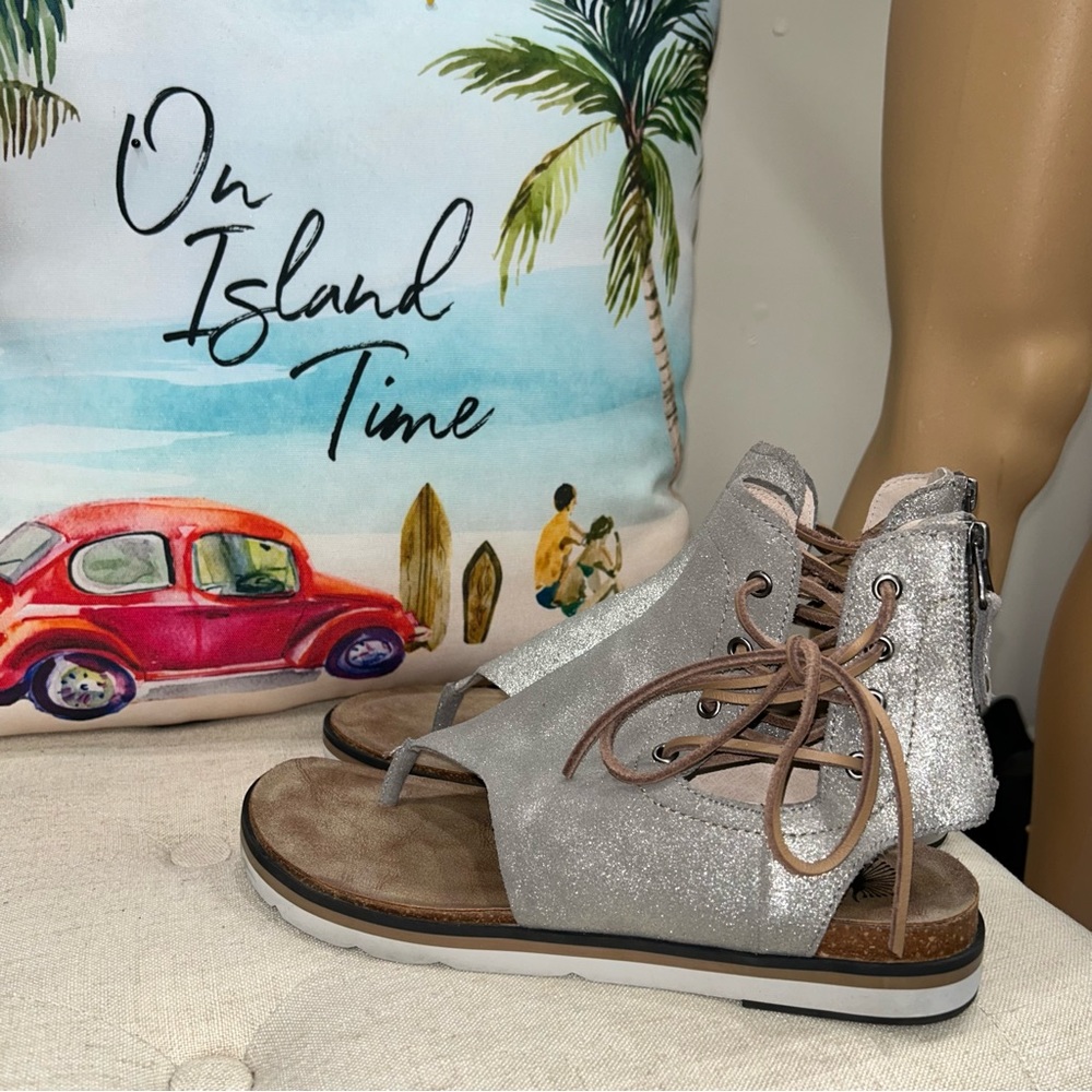 OTOT Silver Leather Gladiator  Sandals Size 9.5
Excellent Condition